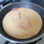 De rest van het beslag over de ham schenken