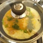 Schenk het beslag in de pan en doe de deksel er op