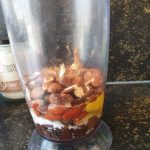 Ingrediënten voor granola door elkaar mengen