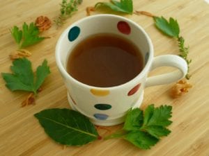 Beker met kippenbouillon