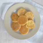 laat de blini's op een bord afkoelen