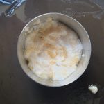 Doe 1 eetlepel beslag in een kleine, goed ingevette, kookring