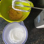 het eiwit heel stijf kloppen met een handmixer
