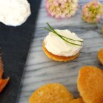 SpeciaalPaasontbijt met keto blini's met roomkaas en gerookte zalm