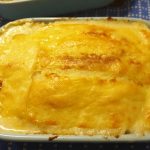 Zodra de kaas gesmolten is en goudbruin is is de fish pie klaar