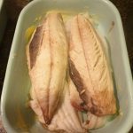 Visfilet in ingevette ovenschaal leggen