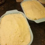 Een dikke laag bloemkoolpuree in de ovenschaal doen