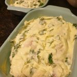 Bedek de visfilet met de peterseliesaus