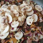 Spek, champignons en porcini toevoegen