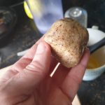Bolletje met boter insmeren.