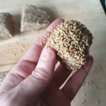Bestrooi het bolletje met sesamzaad of maanzaad