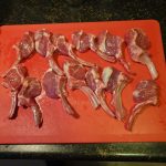 Lamsrack in koteletjes snijden