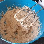 Eieren met ricotta mengen.