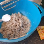 Bakpoeder, vanille essence en sinaasappelrasp toevoegen.