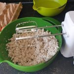 amandelmeel met ricotta mengen
