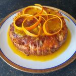 Amandelcake met sinaasappelsaus
