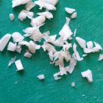 Snij de knoflook in heel kleine stukjes