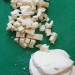 snij de mozzarella in heel kleine stukjes