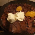 Voeg creme fraiche en mosterd toe