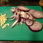 Ui en knoflook in stukjes snijden