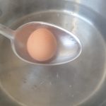 De eieren ƩƩn voor ƩƩn in de pan met kokend water leggen.