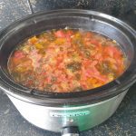 Voeg de tomaten en kikkererwten toe