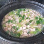Doe het vlees met kookvocht, bleekselderij en ui in de slowcooker en voeg extra water toe.
