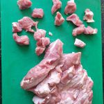 lamsschouder in kleine blokjes snijden