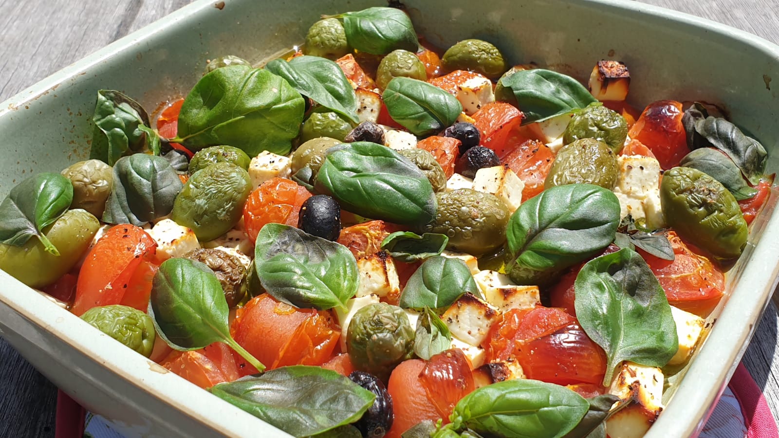Feta-tomatenschotel Deze feta-tomatenschotel is een typisch Jamie Oliver gerecht: heel simpel en ontzettend lekker!