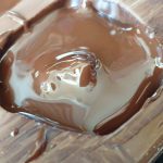 Chocola over de vulling gieten