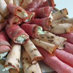 Leg de gevulde vleesrolletjes op een serveerschaal