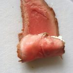 Rol het plakje vleeswaren op en leg op de serveerschaal.