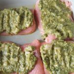 Dikke laag pesto op de zalmfilet smeren
