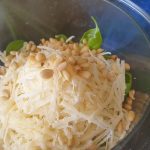 doe alle ingrediënten voor de pesto in de kleine kom van de keukenmachine