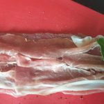 Salieblad op de schnitzel leggen