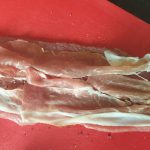 Leg een plak Parmaham op de schnitzel