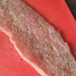 peper en zout op de schnitzel strooien