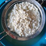 zout door de wrongel mengen