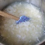 warm water door de wrongel mengen