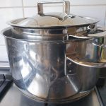 Neem twee ruime pannen die in elkaar passen