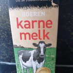 Voeg dan de karnemelk aan de melk toe