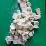 Snij de feta of witte kaas in kleine blokjes