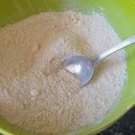 alle droge ingrediënten door elkaar heen roeren en zorgen dat je geen klontjes hebt