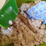 Voeg de eidooiermix in kleine scheutjes aan de droge ingrediënten toe