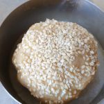 sesa,zaadjes over de broodjes strooien