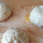 bestrijk de bovenkant van elk bolletje met de gesmolten roomboter