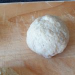 het beslag goed kneden en er bolletjes van maken.