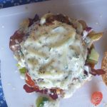 Tzatziki op de burger doen.