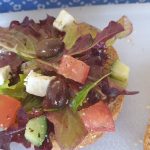 Leg wat salade op je burgerbroodje