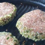 Lamsburgers in grillpan met hete olijfolie leggen